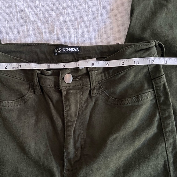 ❣️2/$25❣️ FASHION NOVA olive green women’s jegging jeans | SIZE 9 - Picture 3 of 8